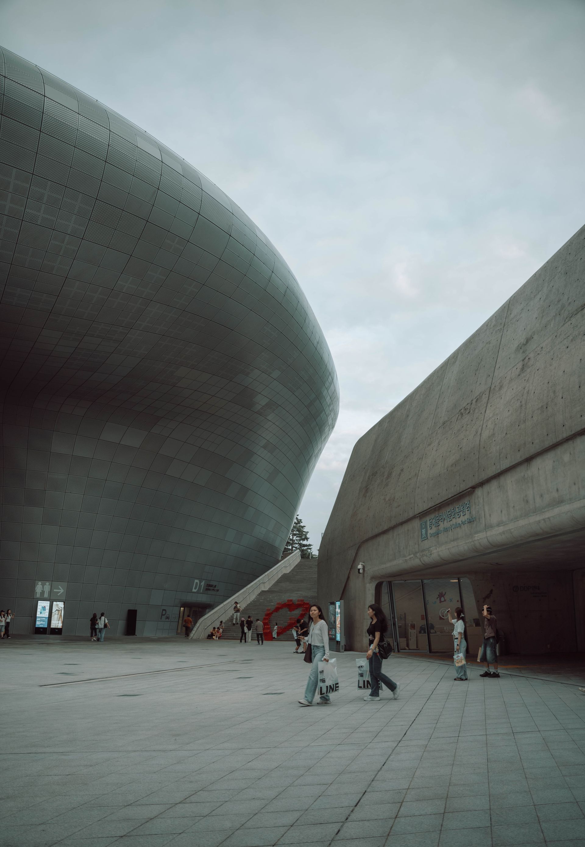东大门设计广场的流线型建筑