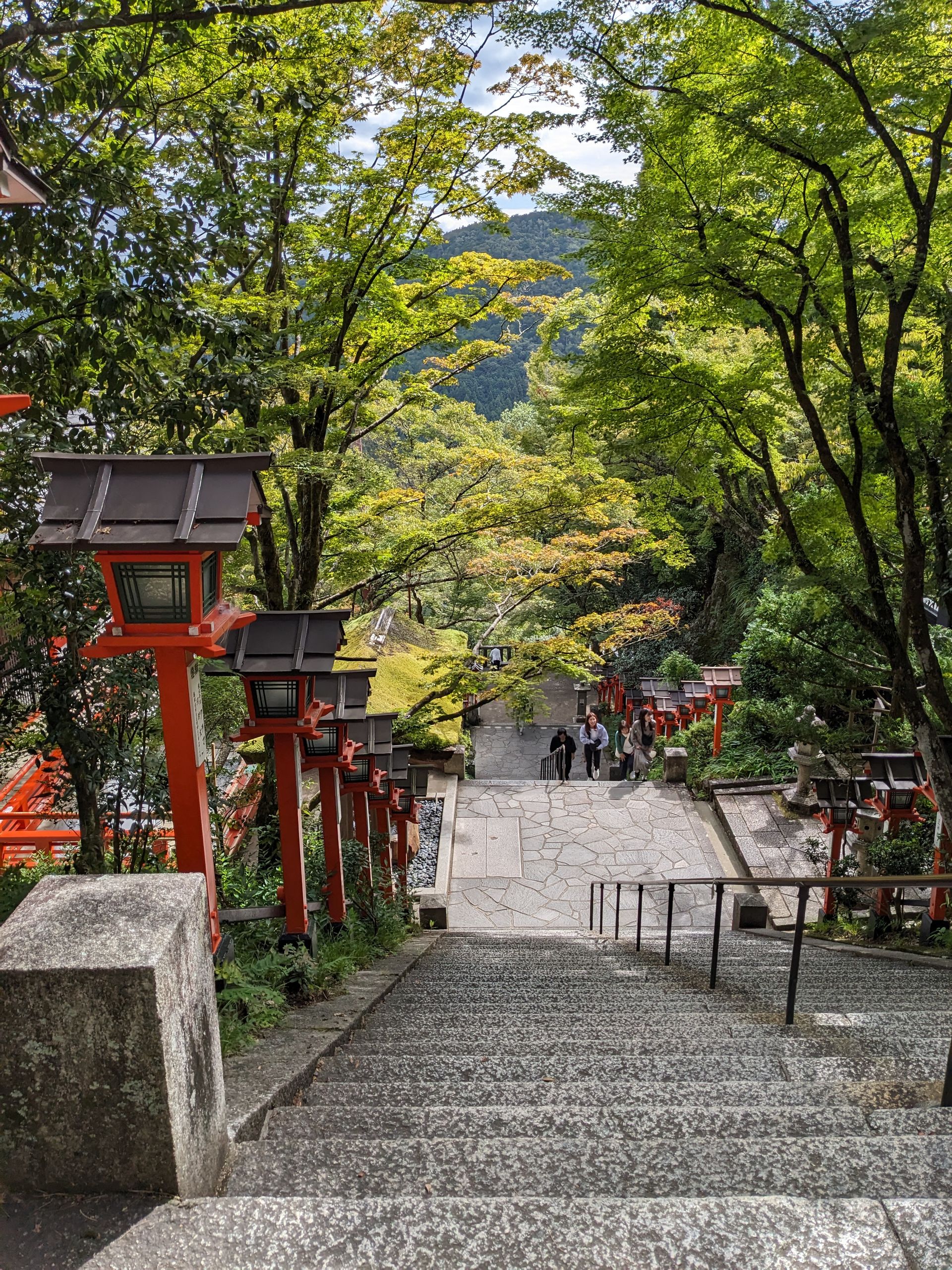 鞍马寺的山门与山林