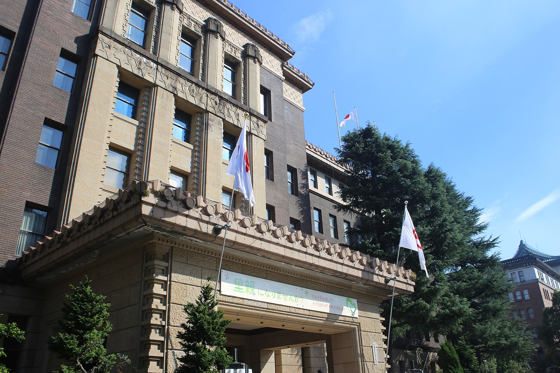 大津通旁的名古屋市役所本厅舍，帝冠样式石造建筑，右后方可见绿色屋顶塔楼。