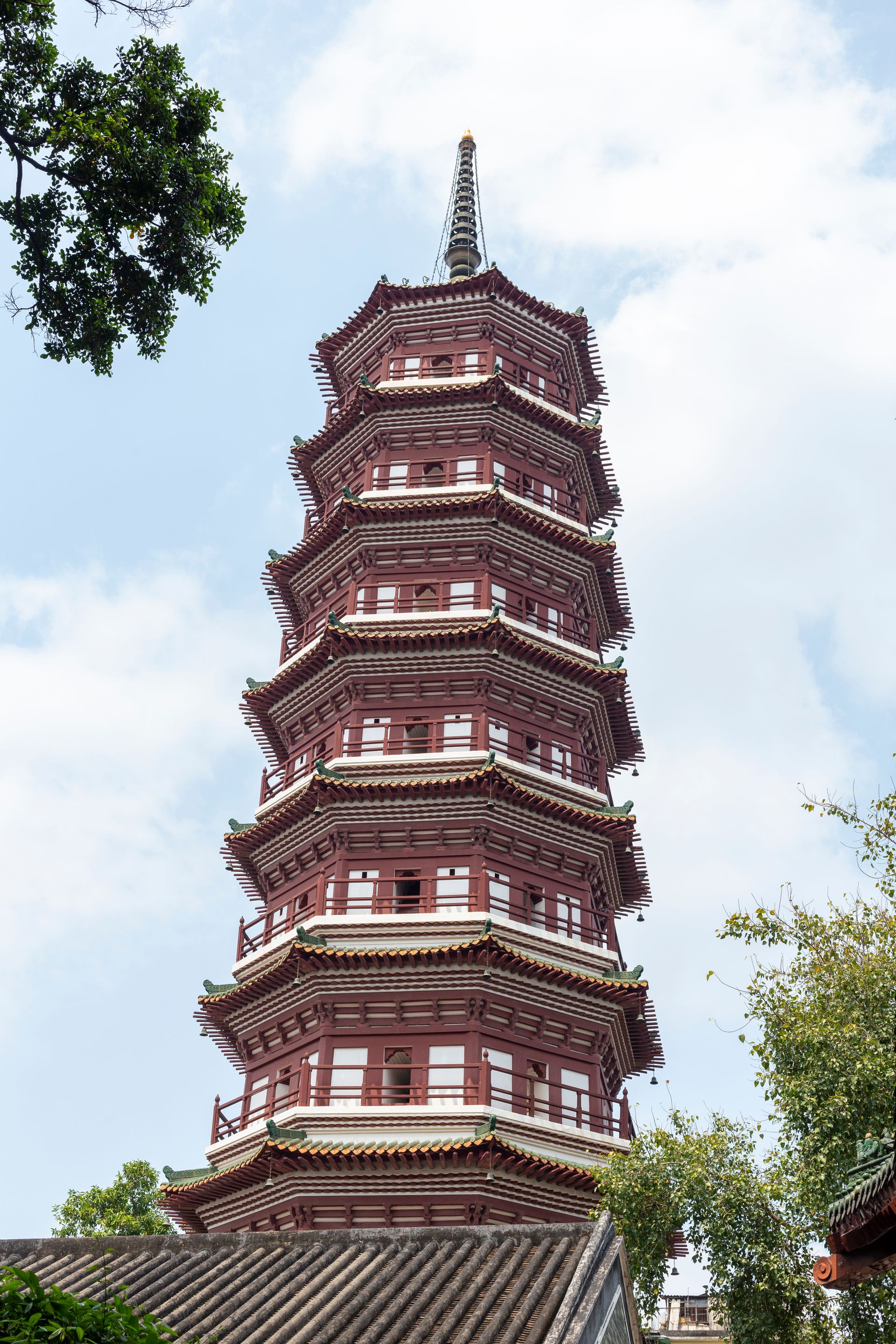 琶洲塔与周边的建筑