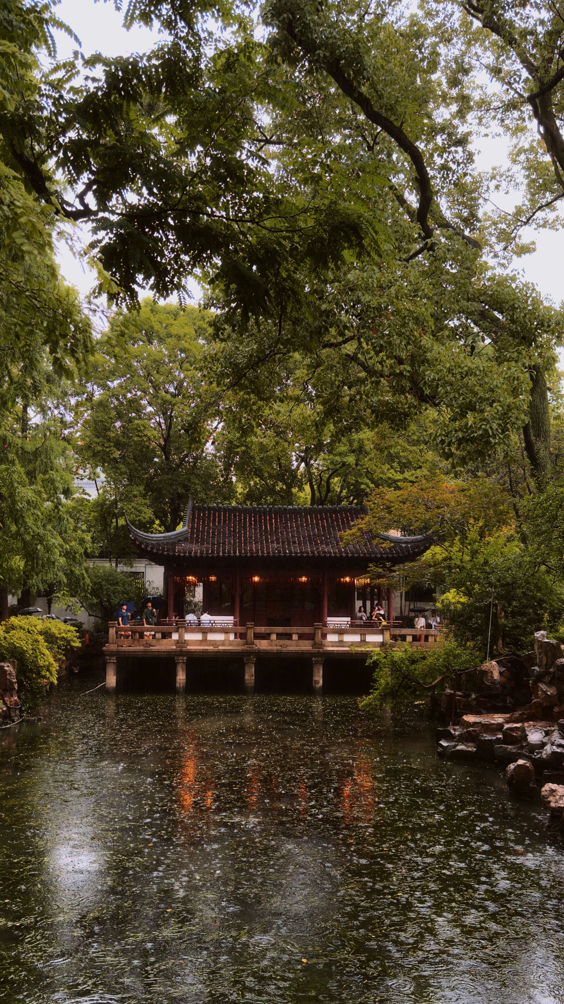 梦清园的旧厂房与河岸