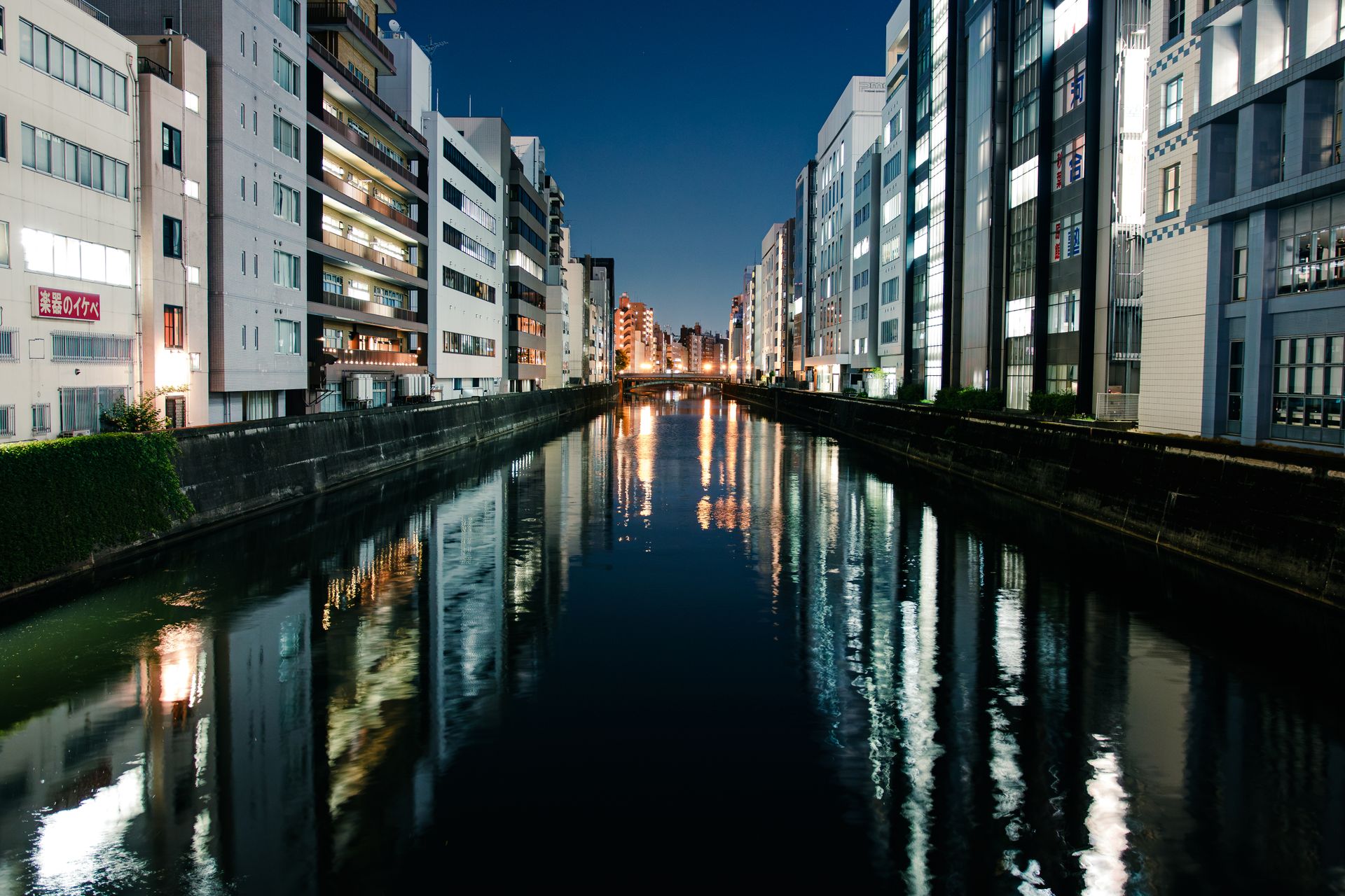 芝浦运河的水面与两岸建筑