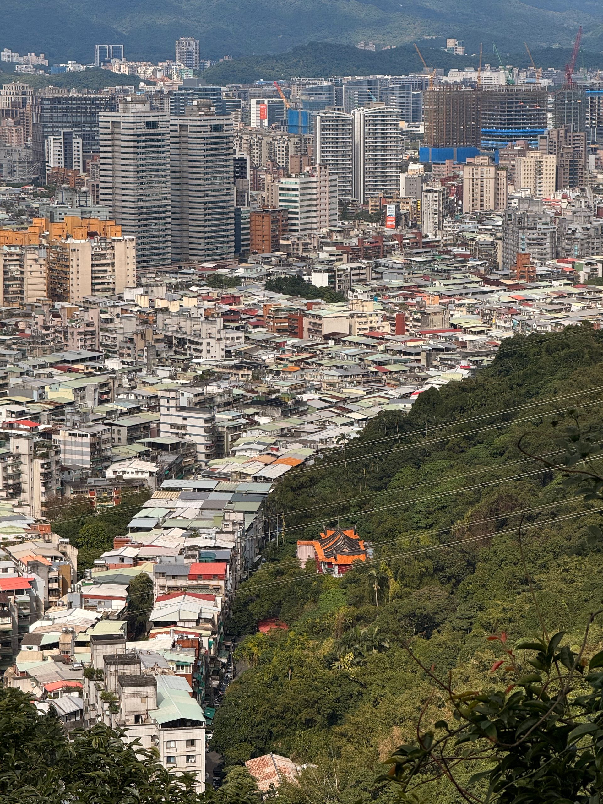 宝藏岩山坡上的聚落