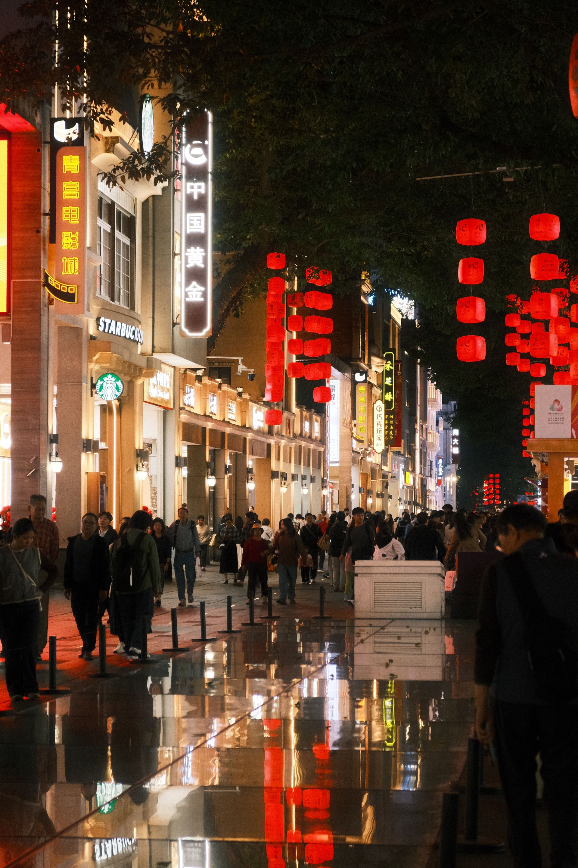 北京路步行街的街道与人群