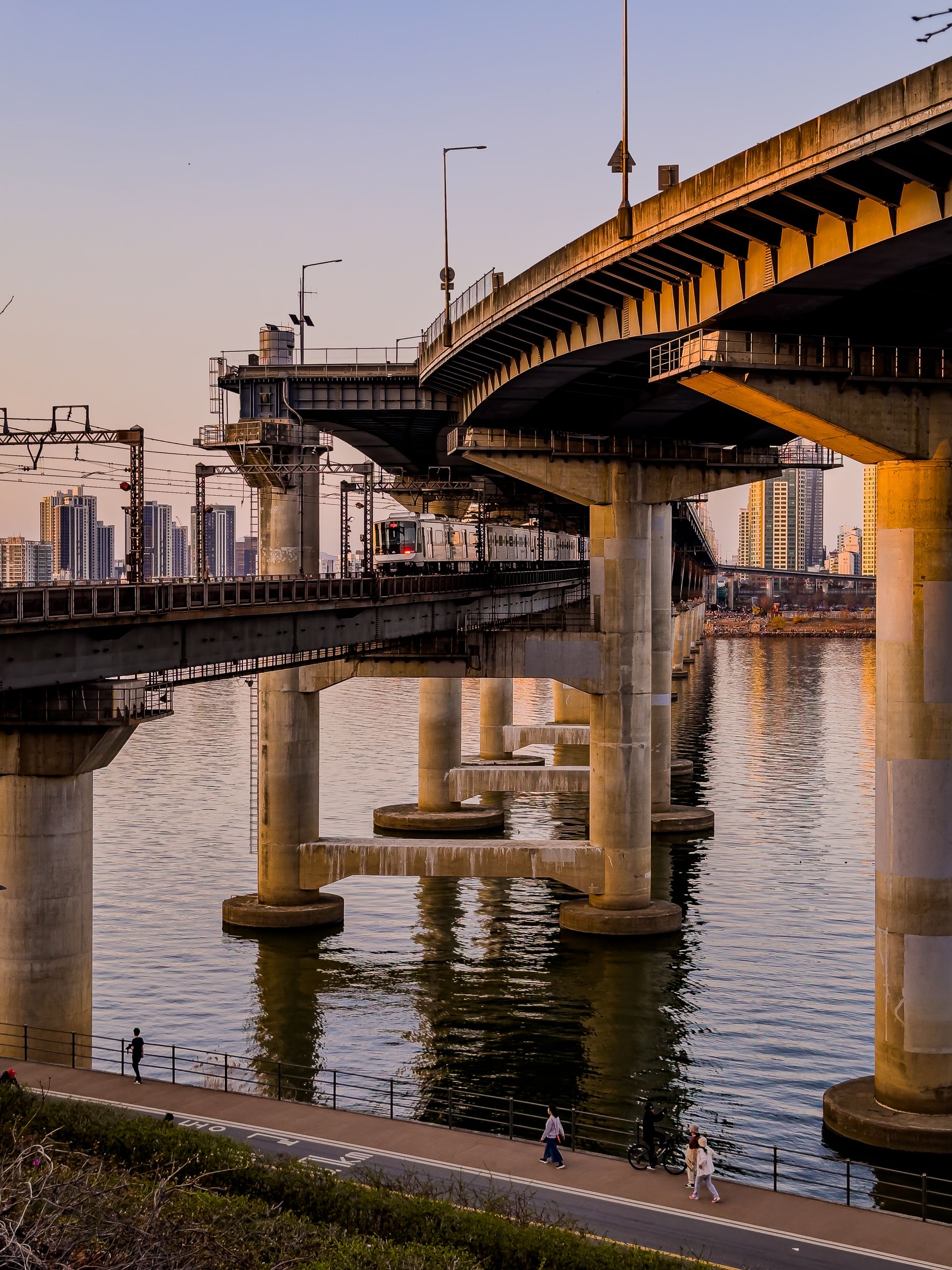 横跨汉江的麻浦大桥桥面