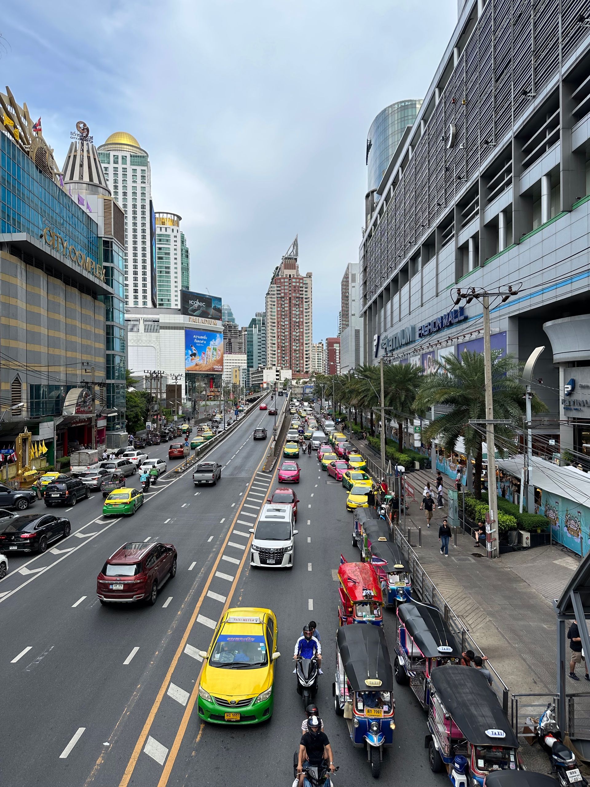 素坤逸路的街道与轻轨高架