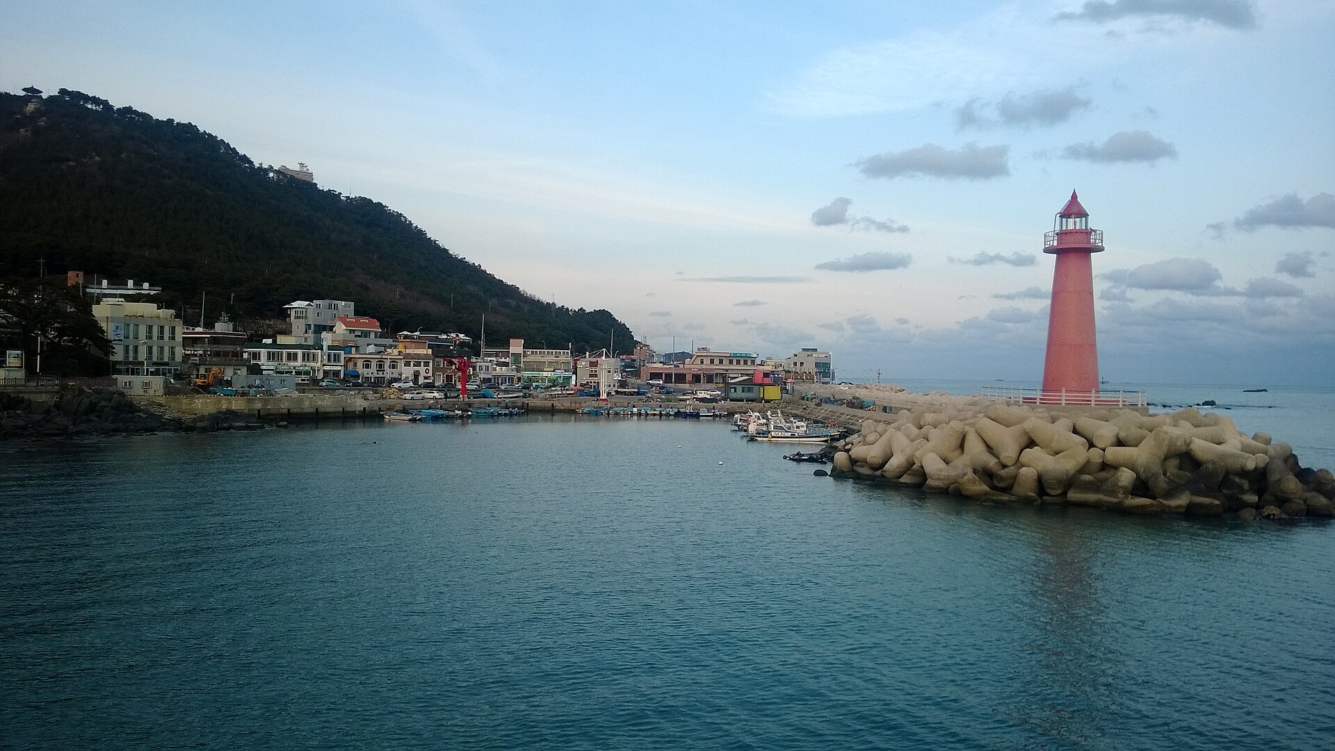 青沙浦的红白灯塔与港湾