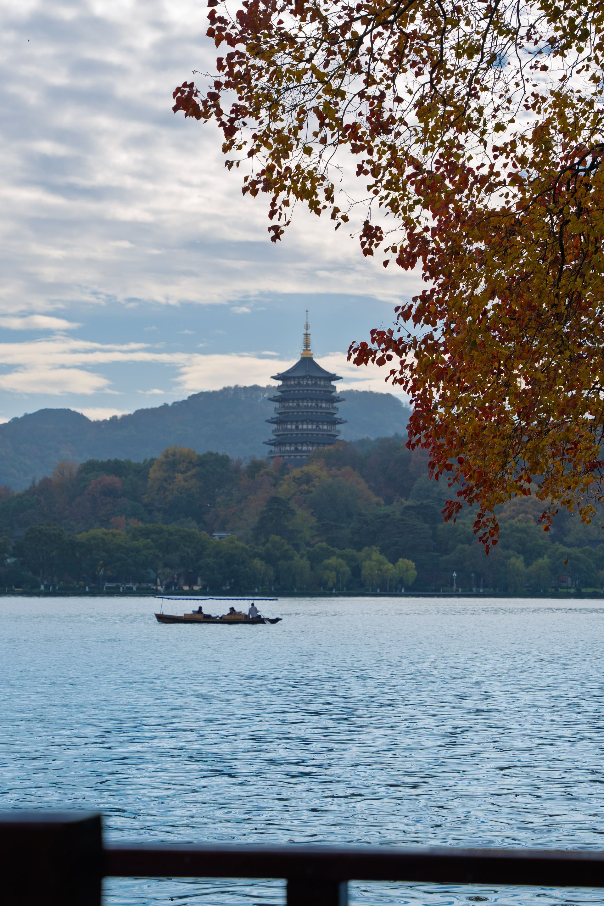 宝石山顶的保俶塔与西湖远景