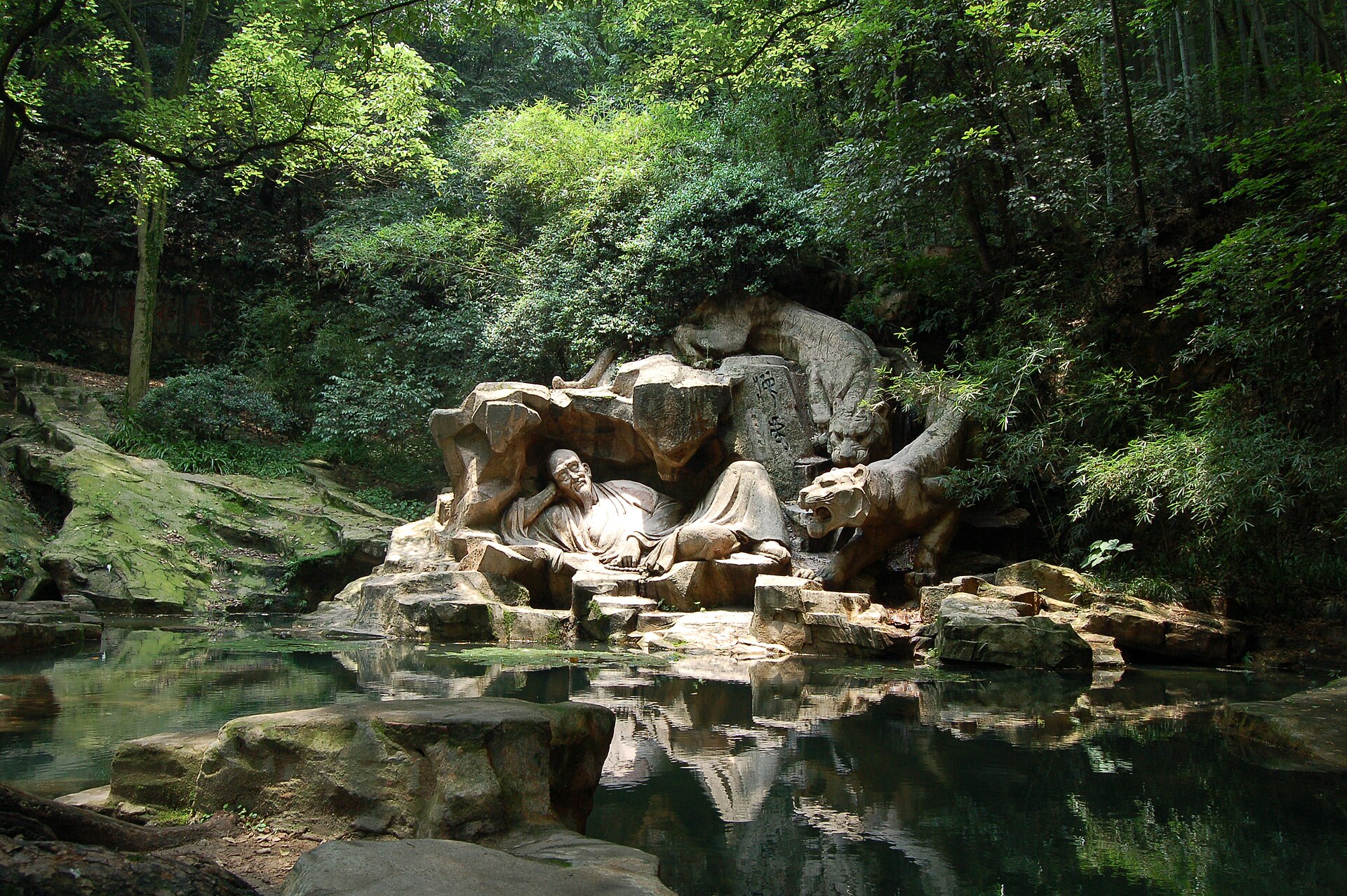 虎跑泉边的取水场景与山林