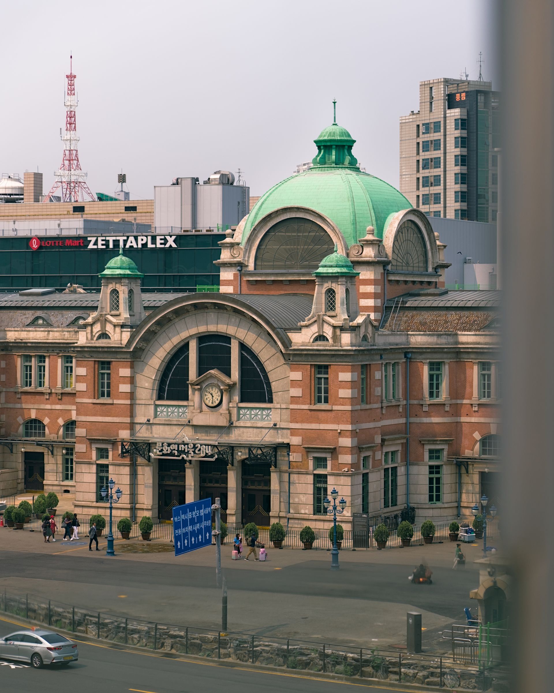 旧首尔站红砖建筑与钟楼立面