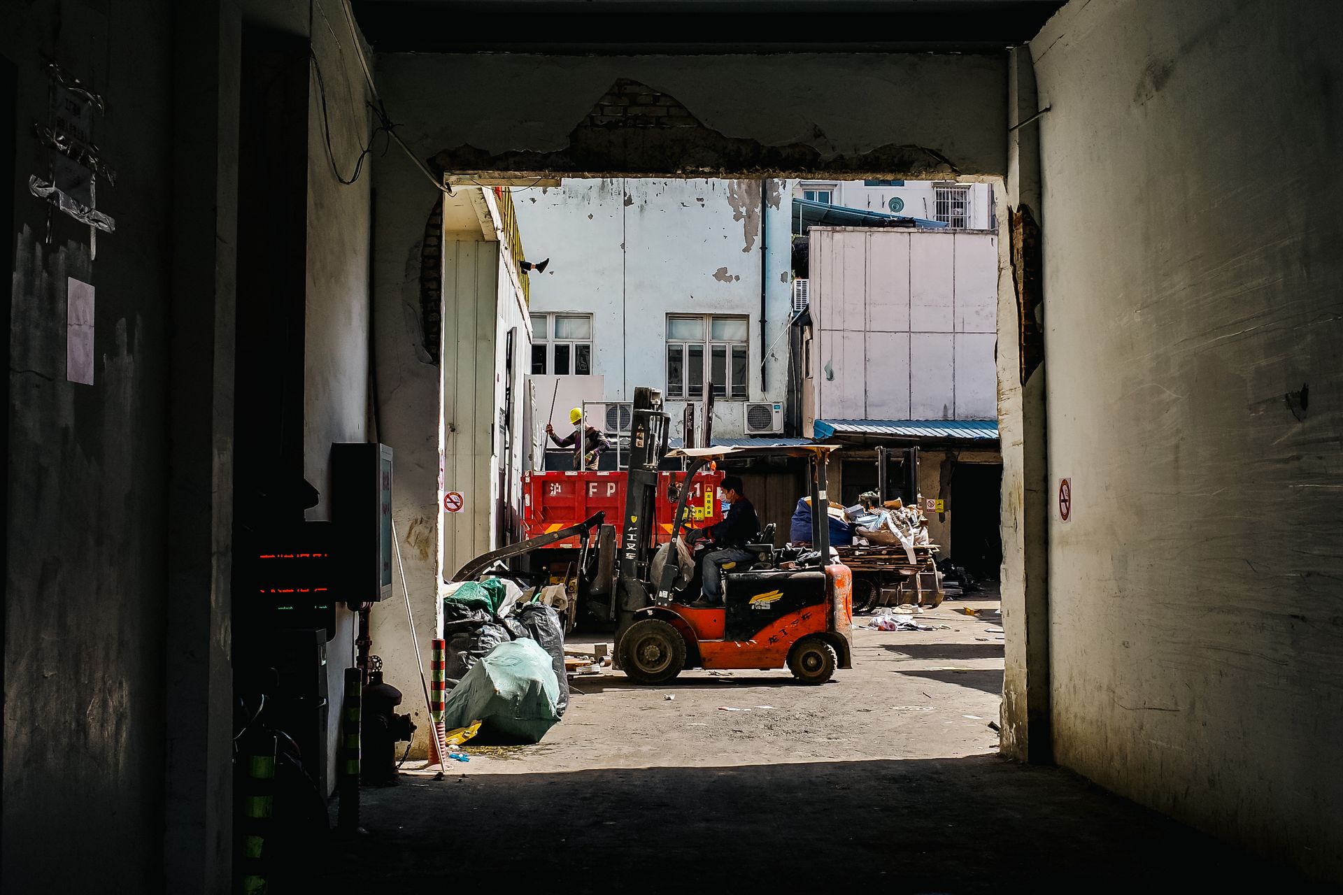 四行仓库纪念馆厚重的灰色建筑立面