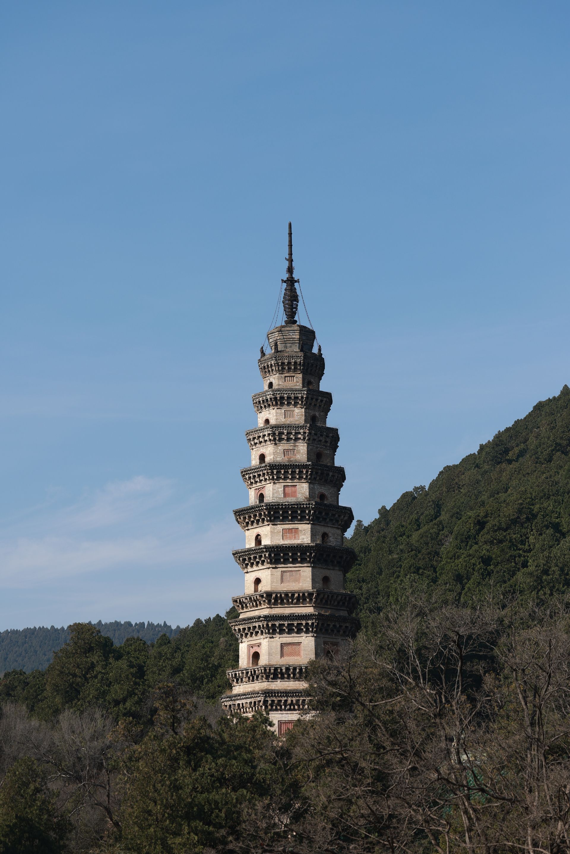 月轮山上俯瞰钱塘江的六和塔