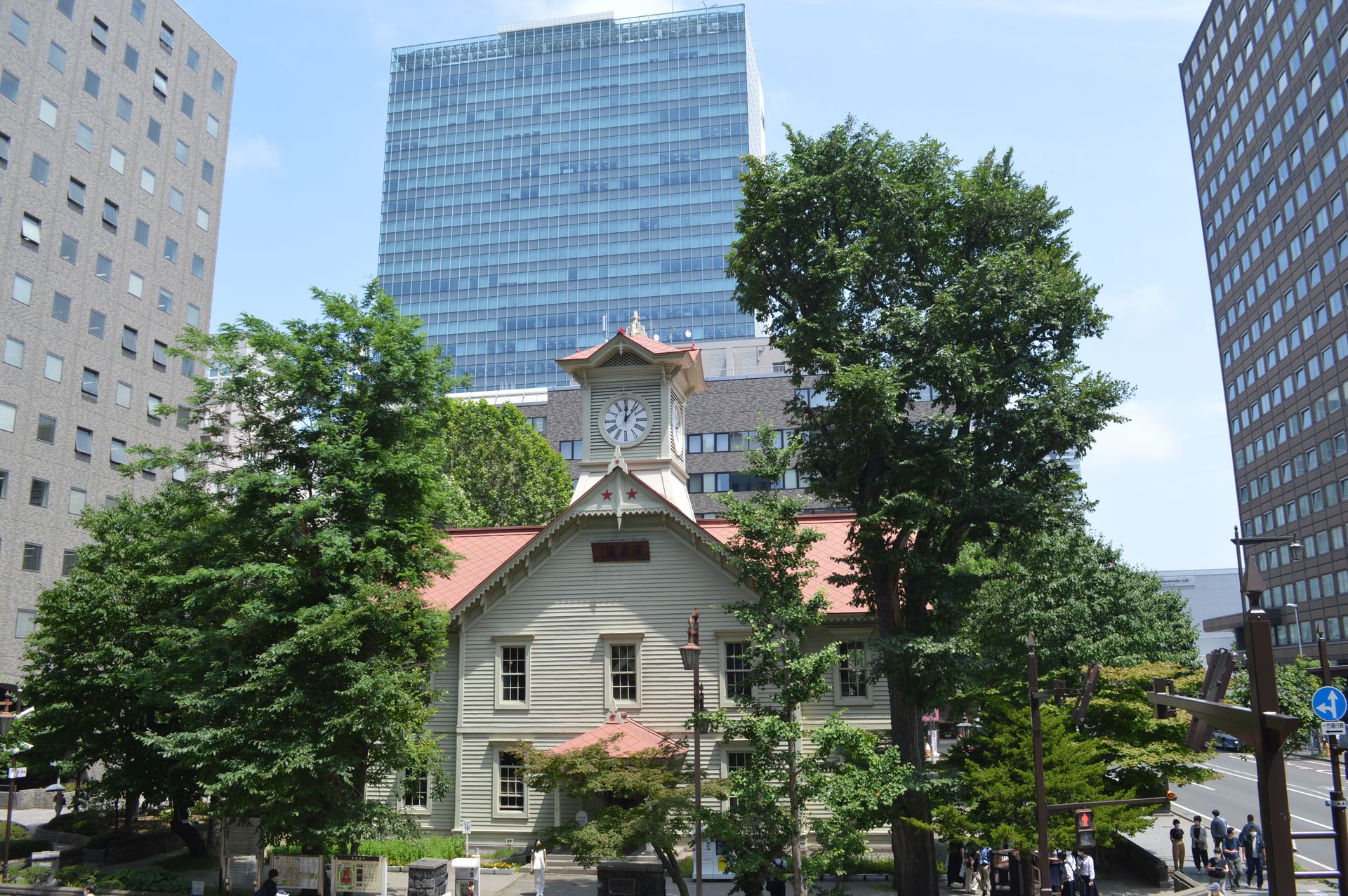 札幌市中心街角白色木构钟楼
