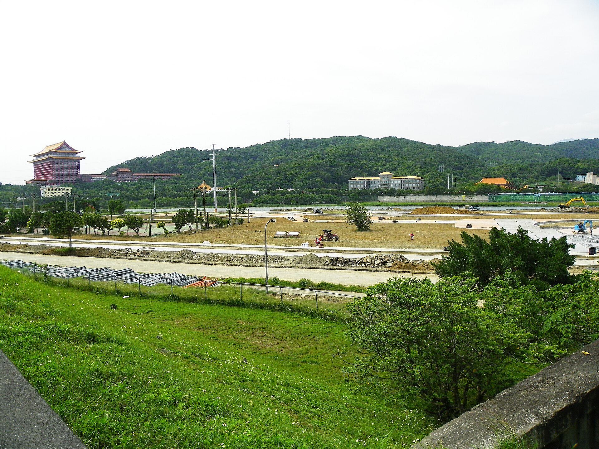 大佳河滨公园的草坪与河岸