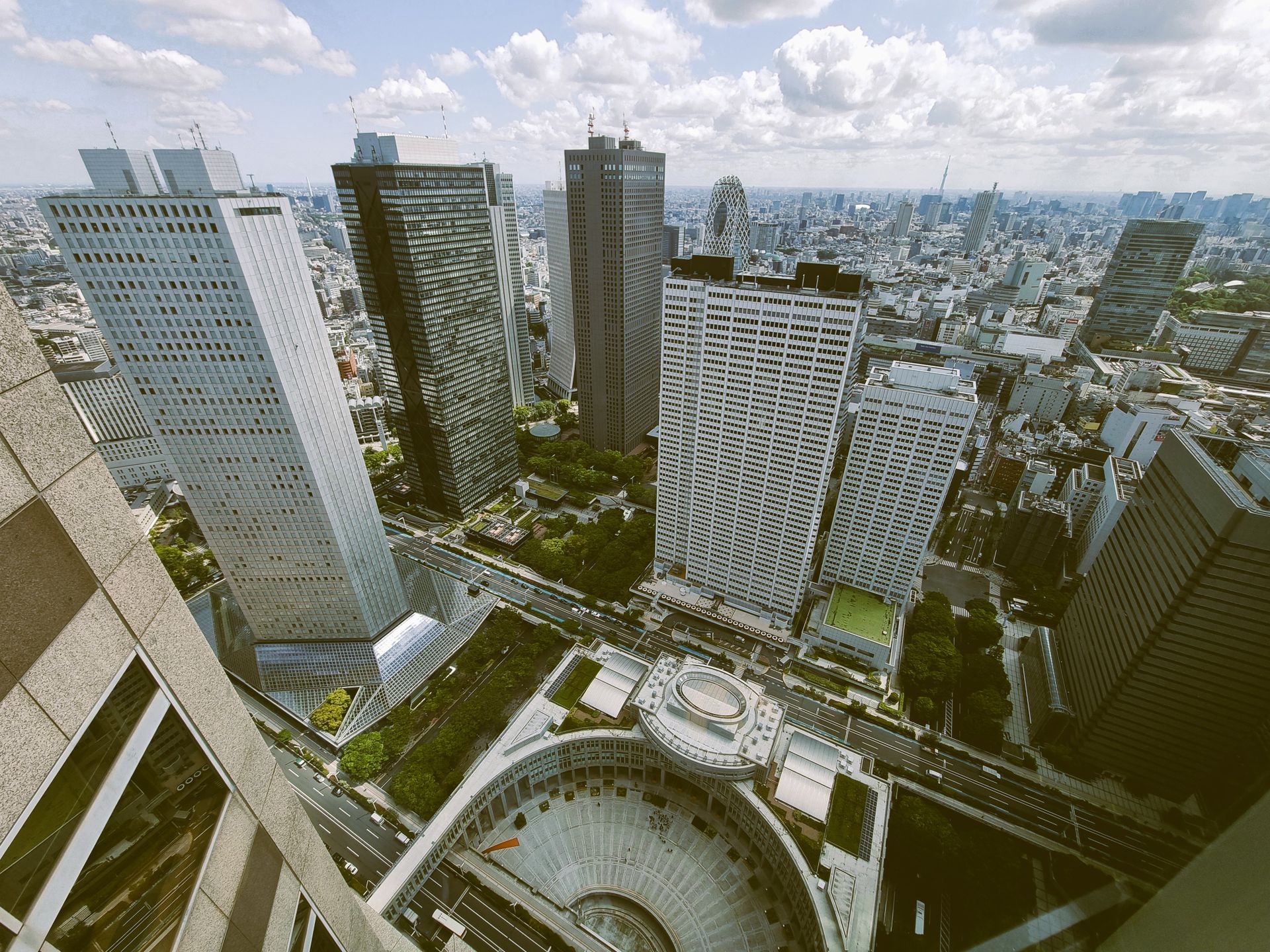 新宿西口的地下通道与摩天楼群