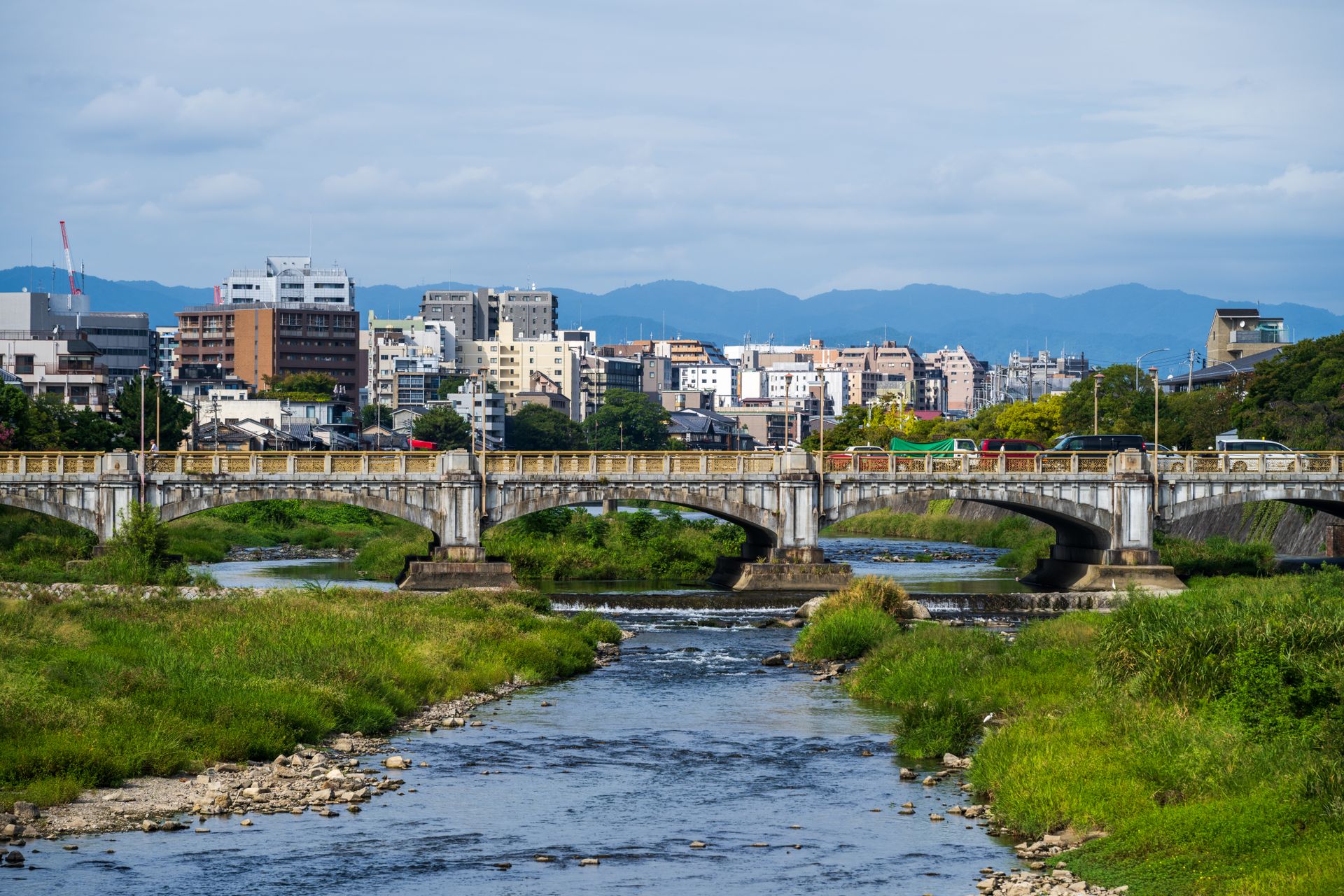 横跨鸭川的五条大桥