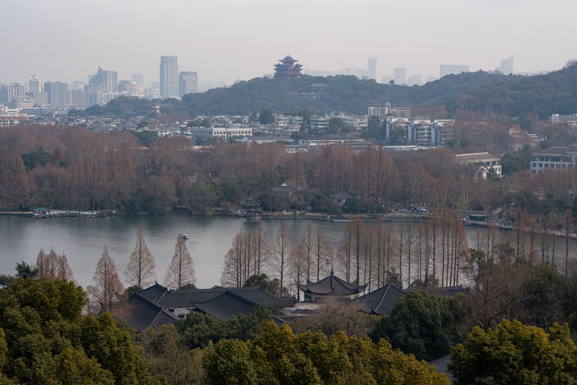 凤凰山脚道路与城市建筑