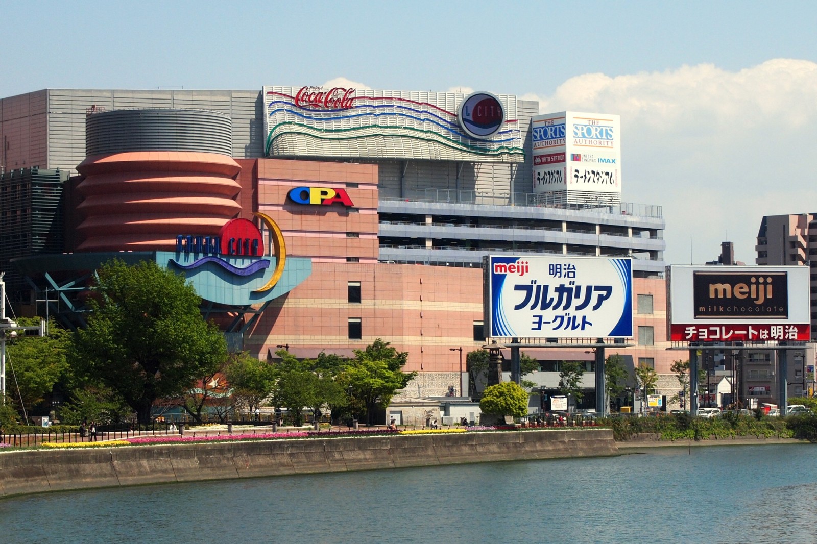 福岡県福岡市の商業施設「キャナルシティ博多」遠景