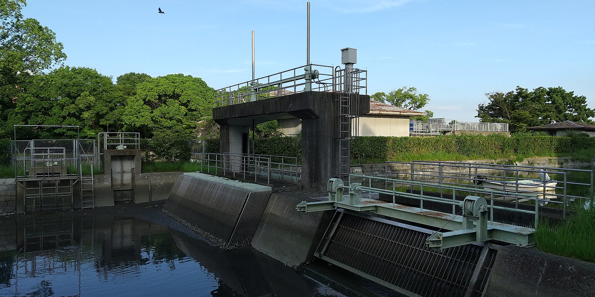 Sluice on the Kuromon River (Ōhori-kōen, Chūō-ku, Fukuoka City, Japan)