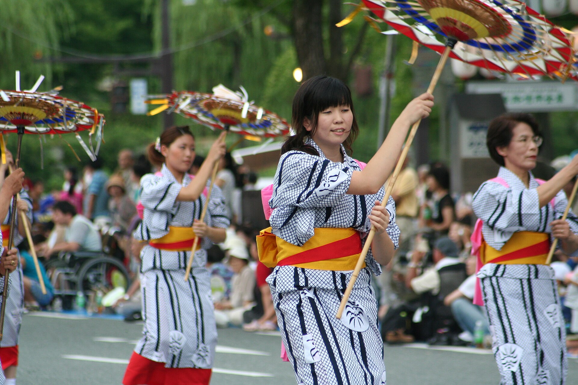 姫路お城祭。兵庫県姫路市にて毎年7月末から8月2日の3日間に渡り姫路城の南部大手前通りにて開催される祭である。第60回開催の2日目の祭の様子。