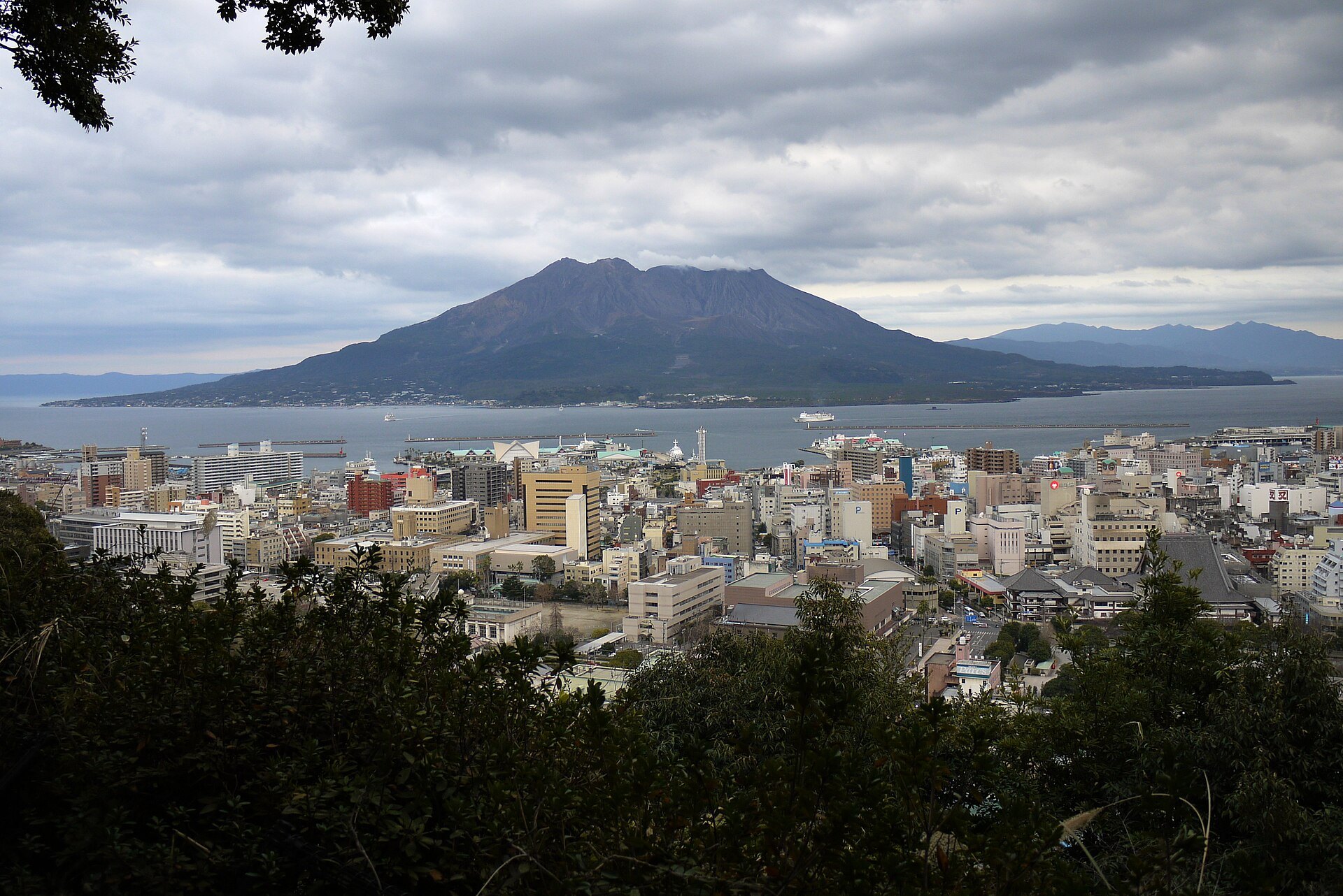 城山展望台远眺樱岛火山