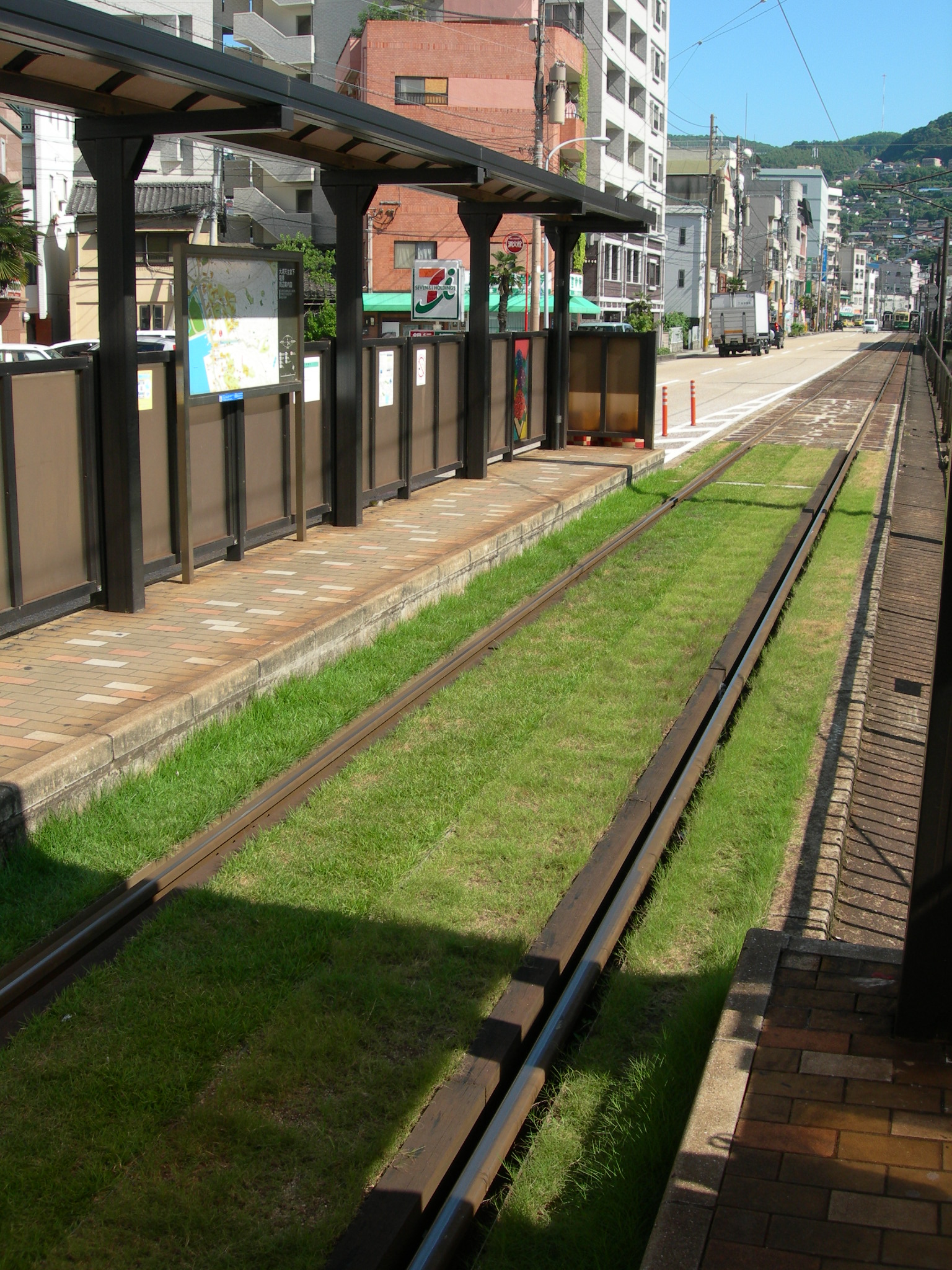 Greening road from Ōura Tenshudō Shita Station (Nagasaki Electric Railway). taken in 2010.