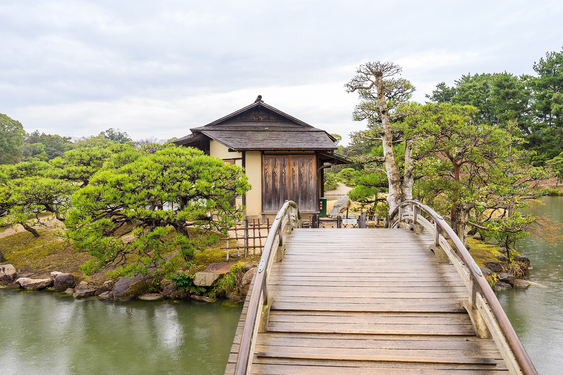 后乐园的池泉庭园与借景